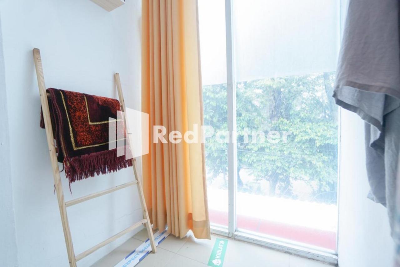 Eascot Hotel Mitra Reddoorz Jacarta Exterior foto